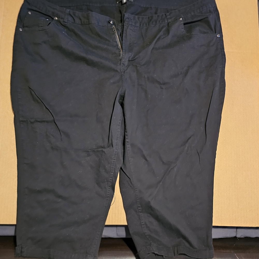 Ellos Black Cotton Capris. NWOT.